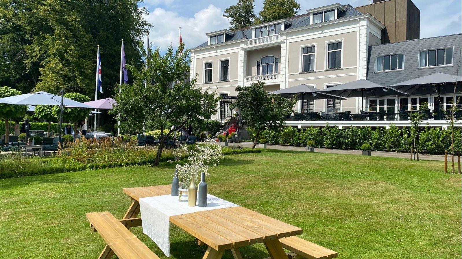 foto aanzicht landgoed lauswolt vanaf golf.jpg